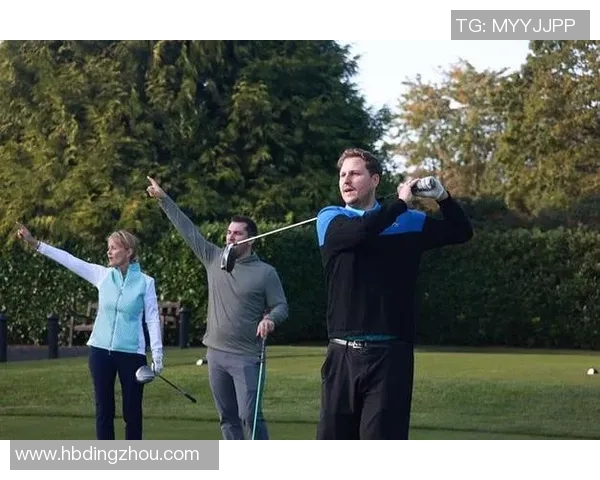 握杆技巧与心态调整如何助你在高尔夫球场上提升表现与自信